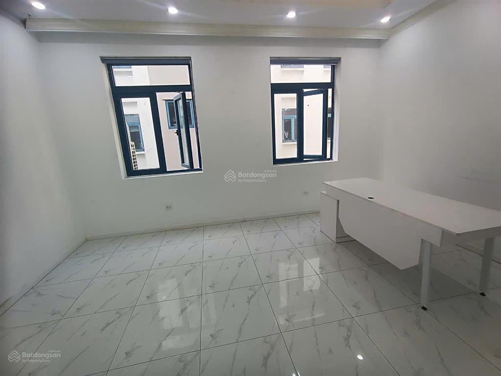 Cho thuê nhà nguyên căn liền kề galaxy vạn phúc, 95m2, 5,5 tầng, giá 37 triệu.