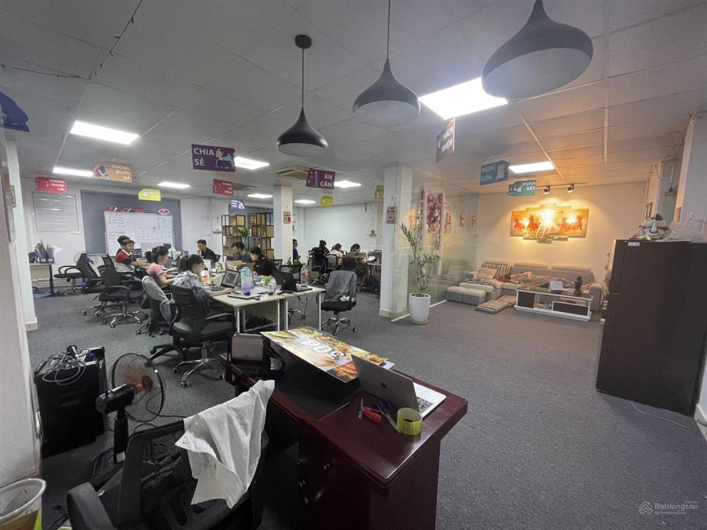 Cho thuê văn phòng dịch vọng dt 145m thông sàn, văn phòng đẹp, mới có 2 mặt thoáng  0963 506 ***