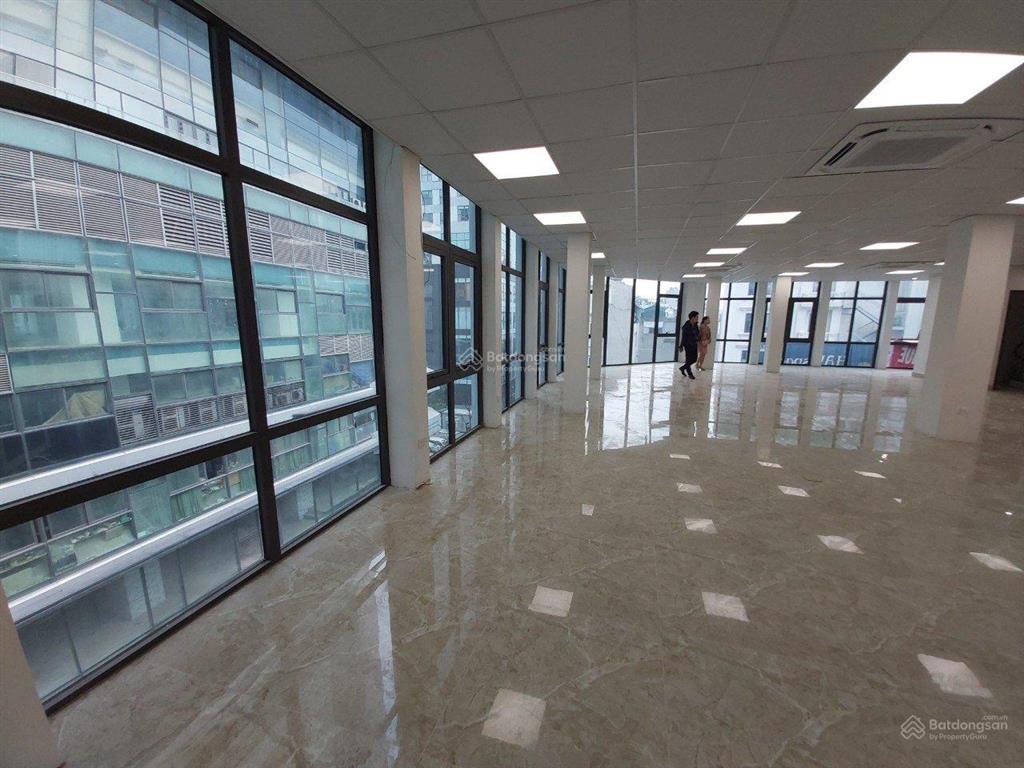 Cho thuê văn phòng hoàng quốc việt, dt 140m thông sàn, sale giá rẻ chỉ 16tr vp đẹp  0963 506 ***