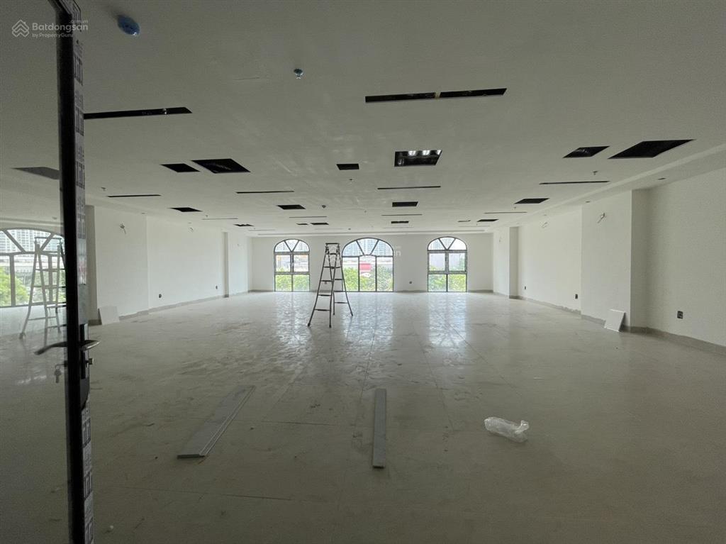 Bán tòa văn phòng trần kim xuyến, dt 300m x6t, 1 hầm, mt 18m, lô góc siêu rẻ,  0963 506 ***