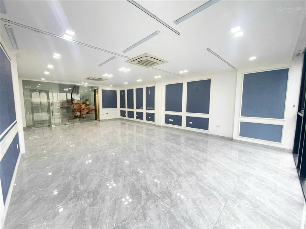 Cho thuê văn phòng hoàng cầu, dt 110m thông sàn, giá chỉ 19tr lô góc, sáng thoáng, trung tâm