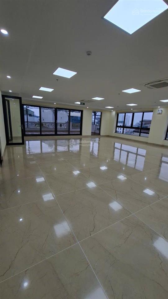 Cho thuê vp dịch vọng, dt 110m thông sàn, chỉ 20tr, thang máy, pccc, hầm để xe, vỉa hè rộng