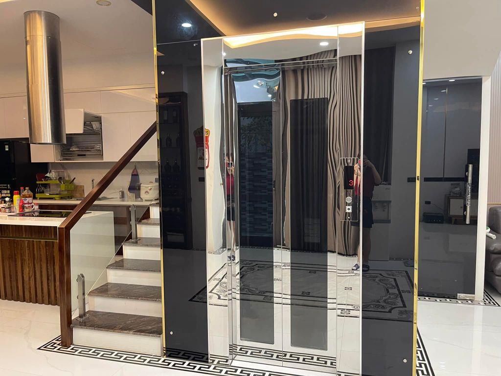 Cần tiền bán gấp nhà phố Vũ Phạm Hàm kéo dài, dt 161m2 x 4T mặt vườn hoa, giá 54 tỷ. Lh: 0988138345