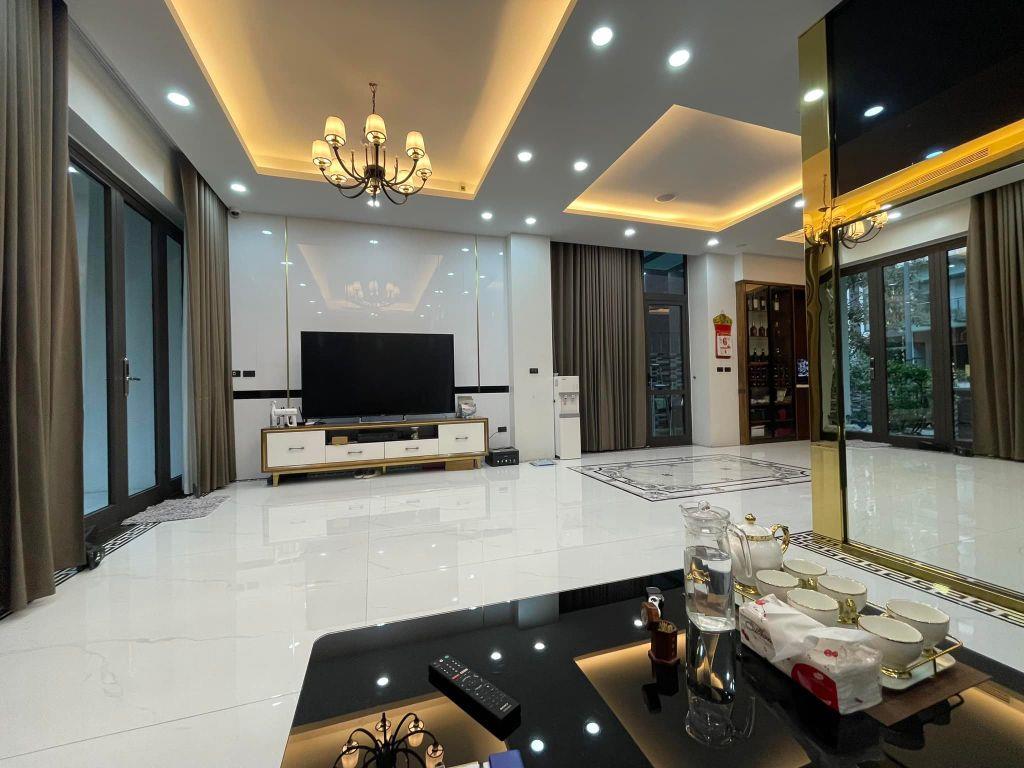 Cần tiền bán gấp nhà phố Vũ Phạm Hàm kéo dài, dt 161m2 x 4T mặt vườn hoa, giá 54 tỷ. Lh: 0988138345