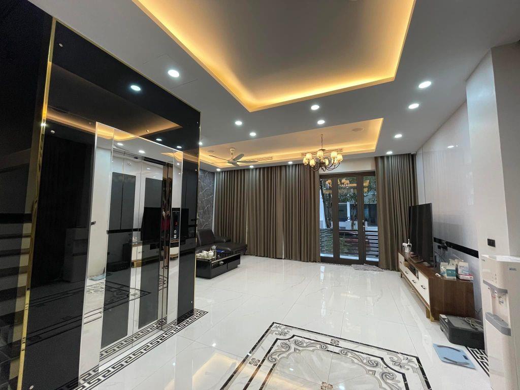 Cần tiền bán gấp nhà phố Vũ Phạm Hàm kéo dài, dt 161m2 x 4T mặt vườn hoa, giá 54 tỷ. Lh: 0988138345