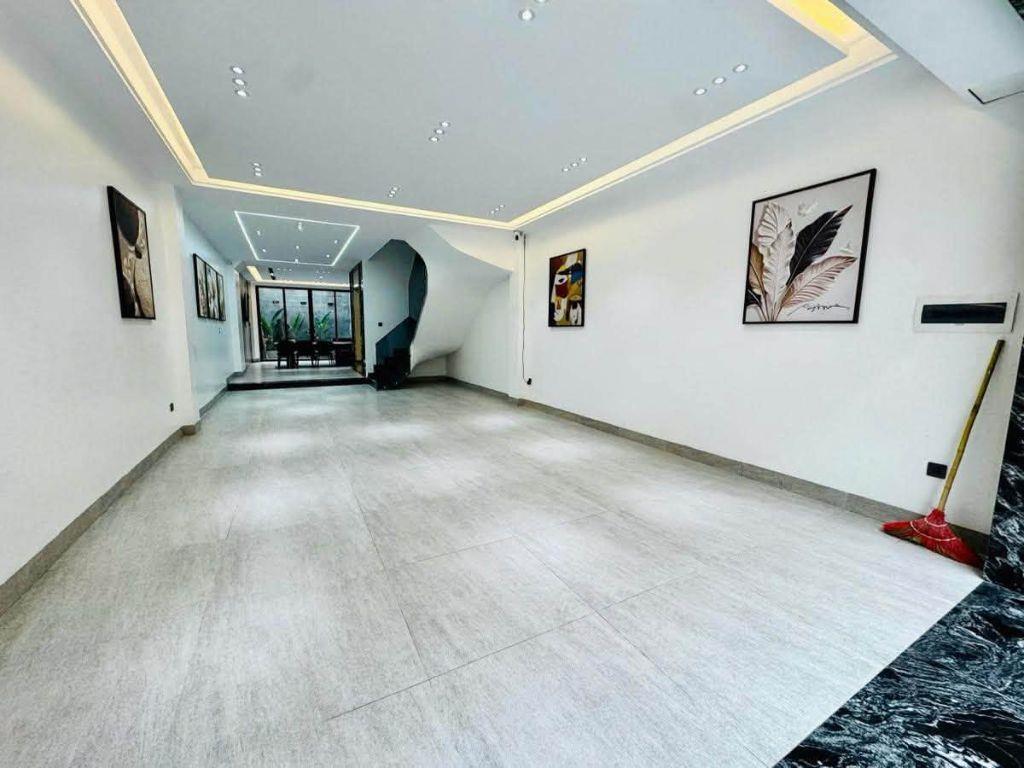 Bán gấp nhà 30 Nguyễn Thị Định - Cầu Giấy, dt 90m2 x 8T thang máy, gara ô tô, lh ngay: 0988138345