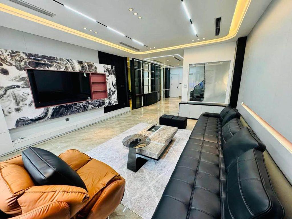 Bán gấp nhà 30 Nguyễn Thị Định - Cầu Giấy, dt 90m2 x 8T thang máy, gara ô tô, lh ngay: 0988138345