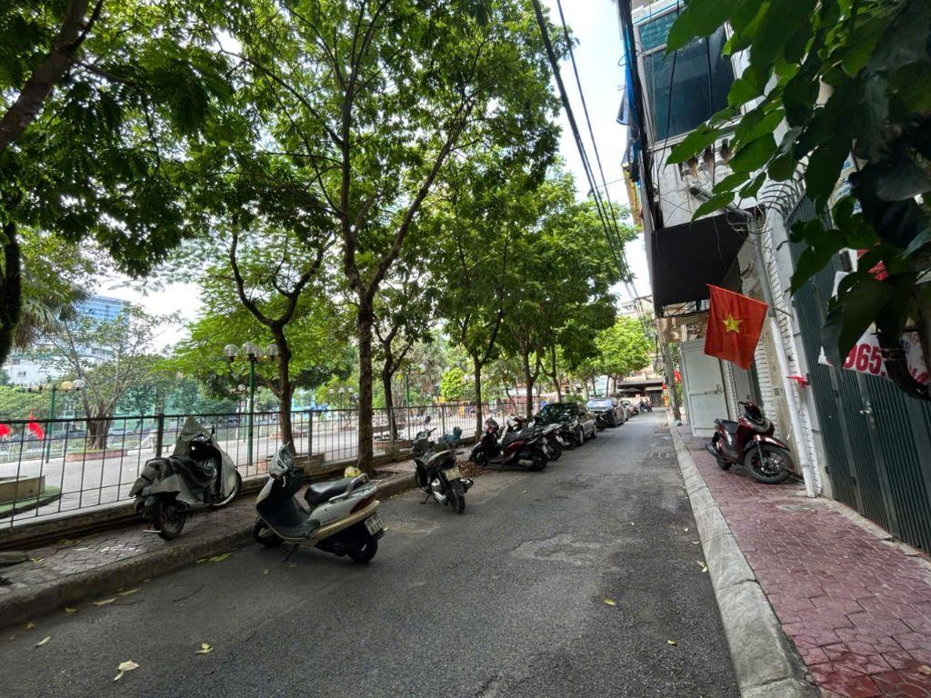 Nhà Đẹp View Vườn Hoa- Hồ Nước phố Hoàng Ngân - Cầu Giấy. 65m2 x 5T Mt 5m , giá nhỉnh 30 tỷ. Lh 0988138345.
