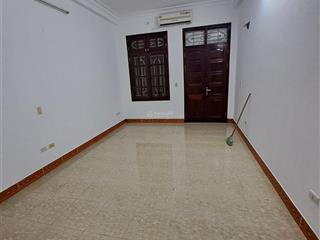 Nhà đường hoàng quốc việt, dt 35m2 x 4 tầng, mỗi tầng 1 phòng 1 wc, ngõ rộng ô tô đậu cửa