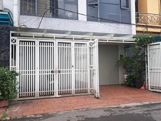 Nhà ngõ 100 đường hoàng quốc việt, dt 40m x 5 tầng có thang máy, đường rộng để ô tô. giá 18 triệu