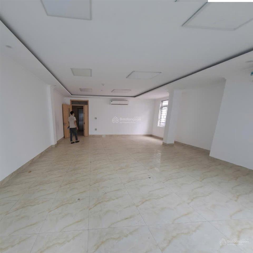 Nhà nguyên căn ngõ 106 hoàng quốc việt, dt 65m2 x 5 tầng, mỗi tầng 2 phòng 1 wc, ngõ ô tô tránh