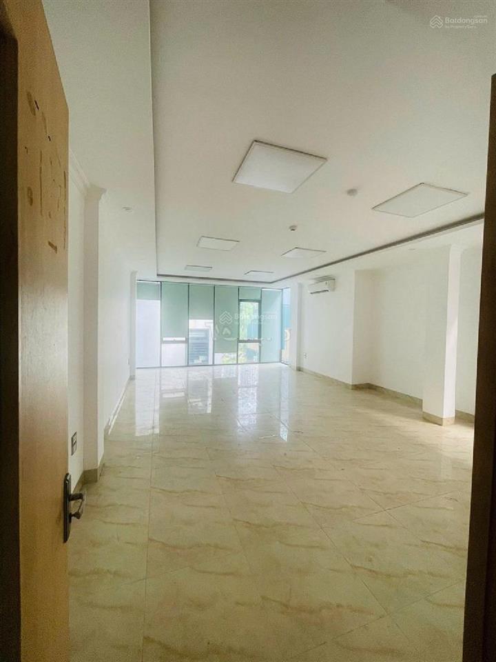 Nhà nguyên căn ngõ 106 hoàng quốc việt, dt 65m2 x 5 tầng, mỗi tầng 2 phòng 1 wc, ngõ ô tô tránh
