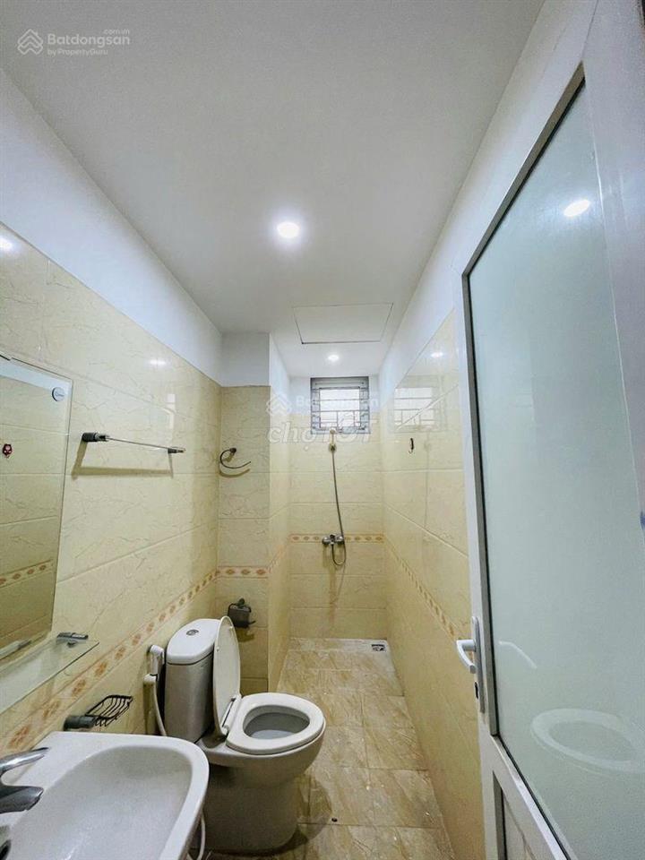 Nhà nguyên căn ngõ 106 hoàng quốc việt, dt 65m2 x 5 tầng, mỗi tầng 2 phòng 1 wc, ngõ ô tô tránh