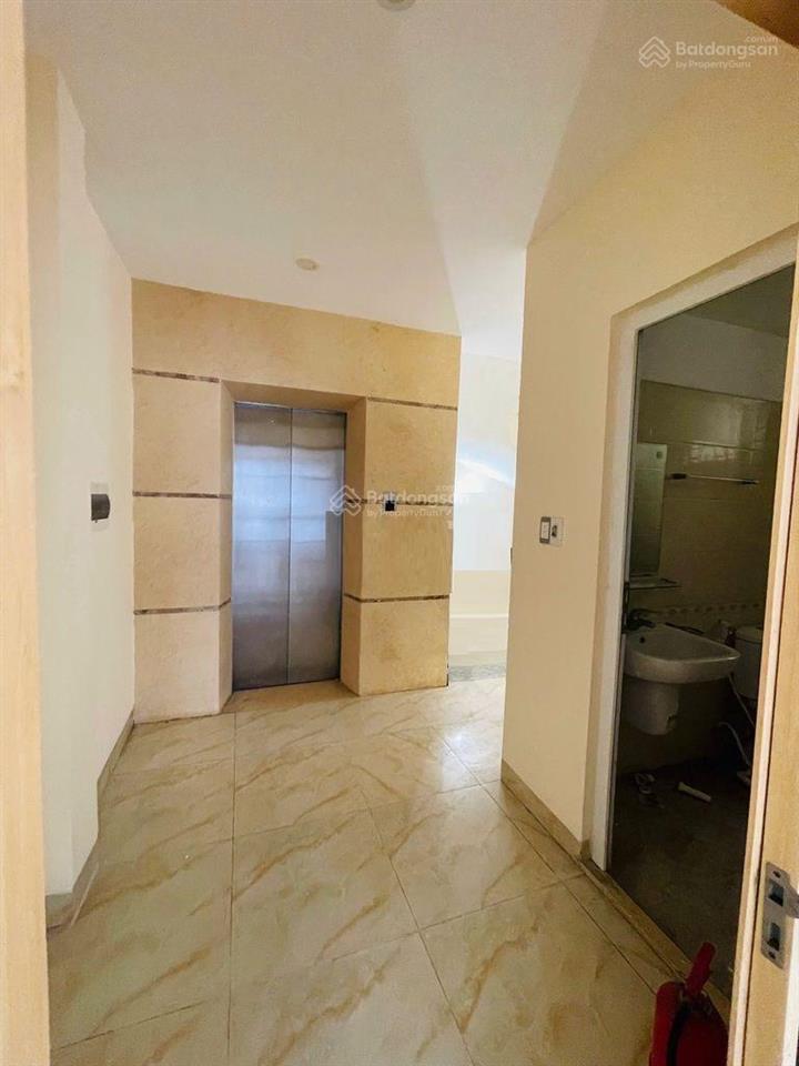 Nhà nguyên căn ngõ 106 hoàng quốc việt, dt 65m2 x 5 tầng, mỗi tầng 2 phòng 1 wc, ngõ ô tô tránh