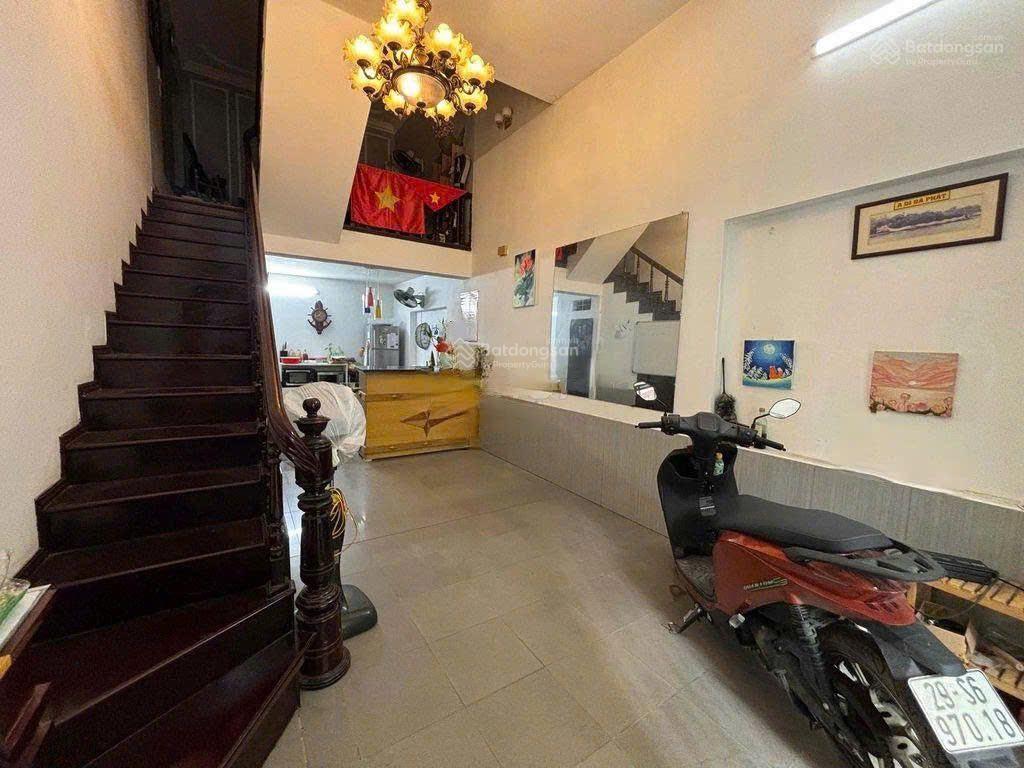 Cho thuê nhà ngõ 2 phố hoàng sâm  diện tích 40m2 x 4 tầng 1 tum, đường rộng để ô tô, có nội thất