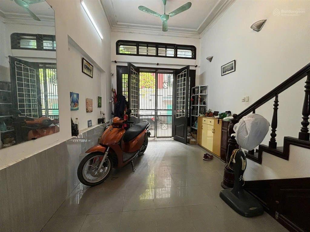 Cho thuê nhà ngõ 2 phố hoàng sâm  diện tích 40m2 x 4 tầng 1 tum, đường rộng để ô tô, có nội thất