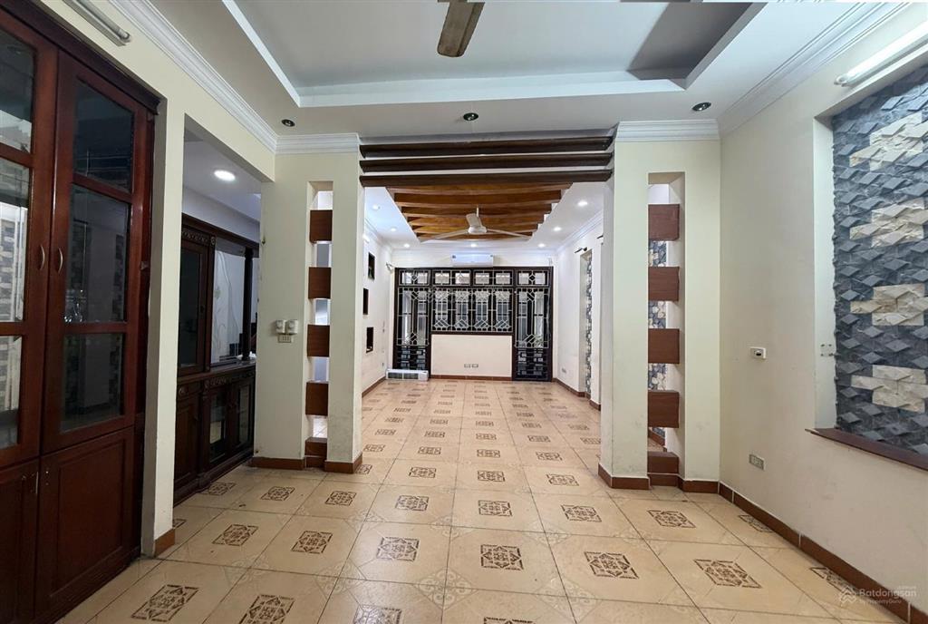 Nhà nguyên căn phố trần quốc hoàn  40m2 x 6 tầng xây mỗi tầng 1 phòng, ô tô đậu cửa