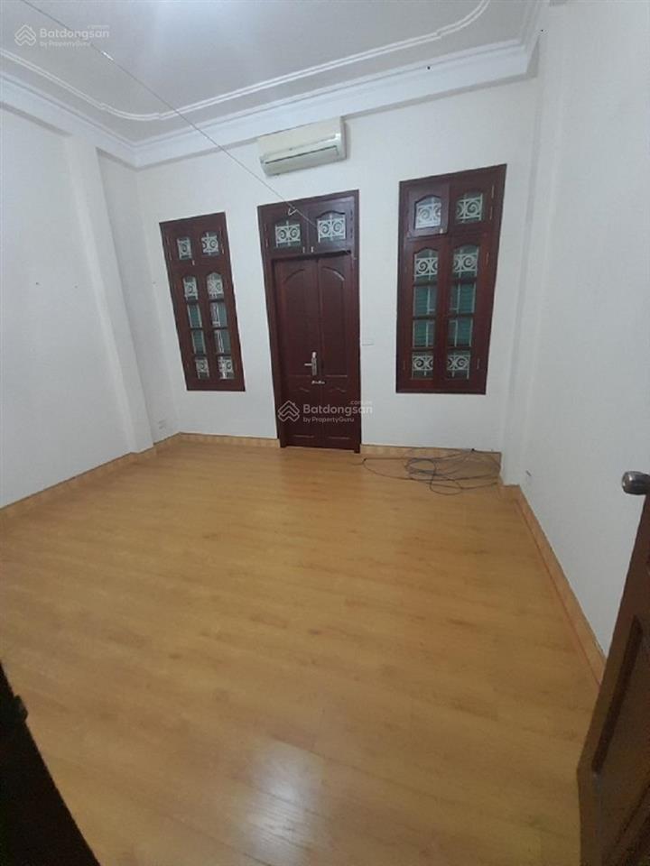 Nhà nguyên căn phố trần quốc hoàn  40m2 x 6 tầng xây mỗi tầng 1 phòng, ô tô đậu cửa