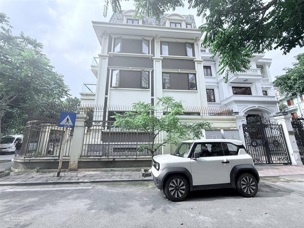 Nhà biệt thự đường hoàng quốc việt, diện tích 240m2 x 4 tầng 1 tum, 1 hầm, thang máy, lô góc mt 30m