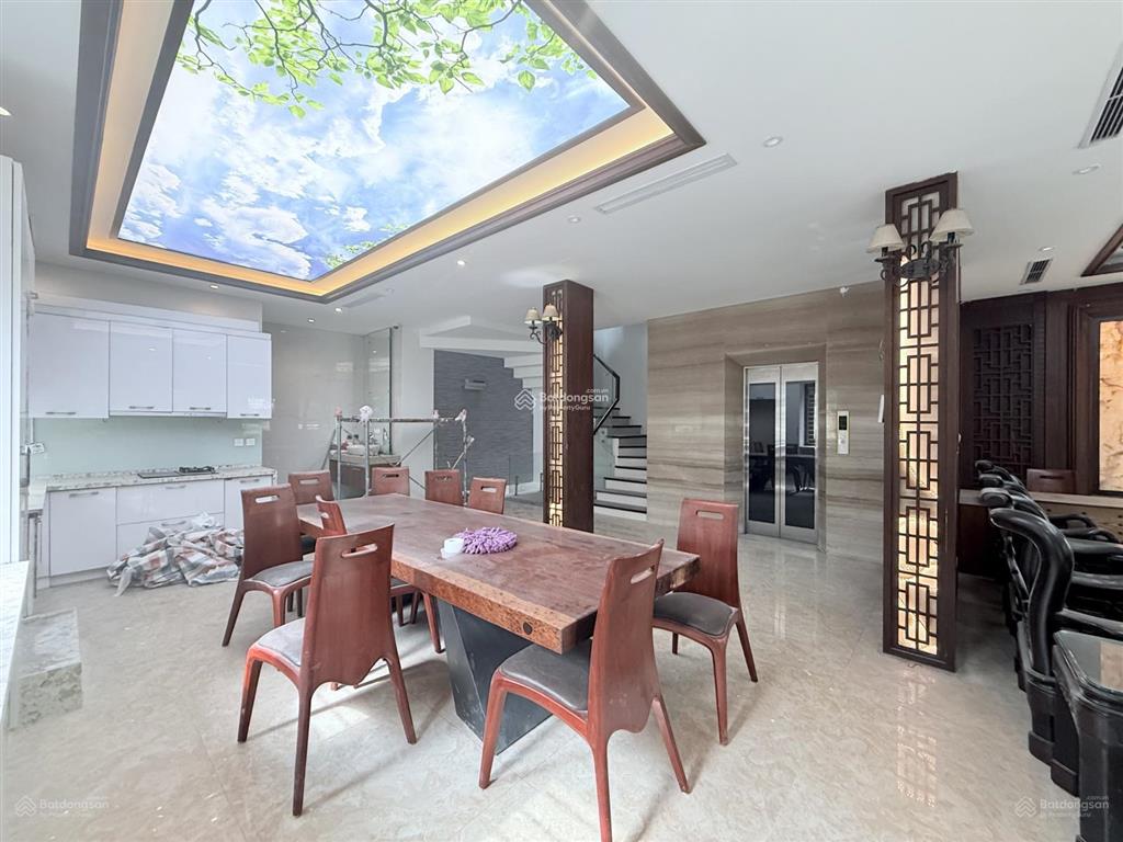 Nhà biệt thự đường hoàng quốc việt, diện tích 240m2 x 4 tầng 1 tum, 1 hầm, thang máy, lô góc mt 30m