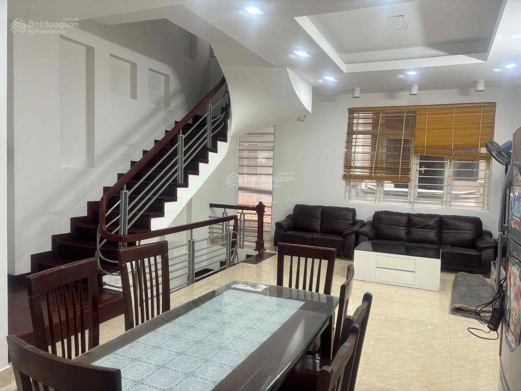 Nhà ngõ 9 phố trần quốc hoàn, diện tích 45m2 x 5 tầng ô tô đậu cửa, nhà mới có nội thất