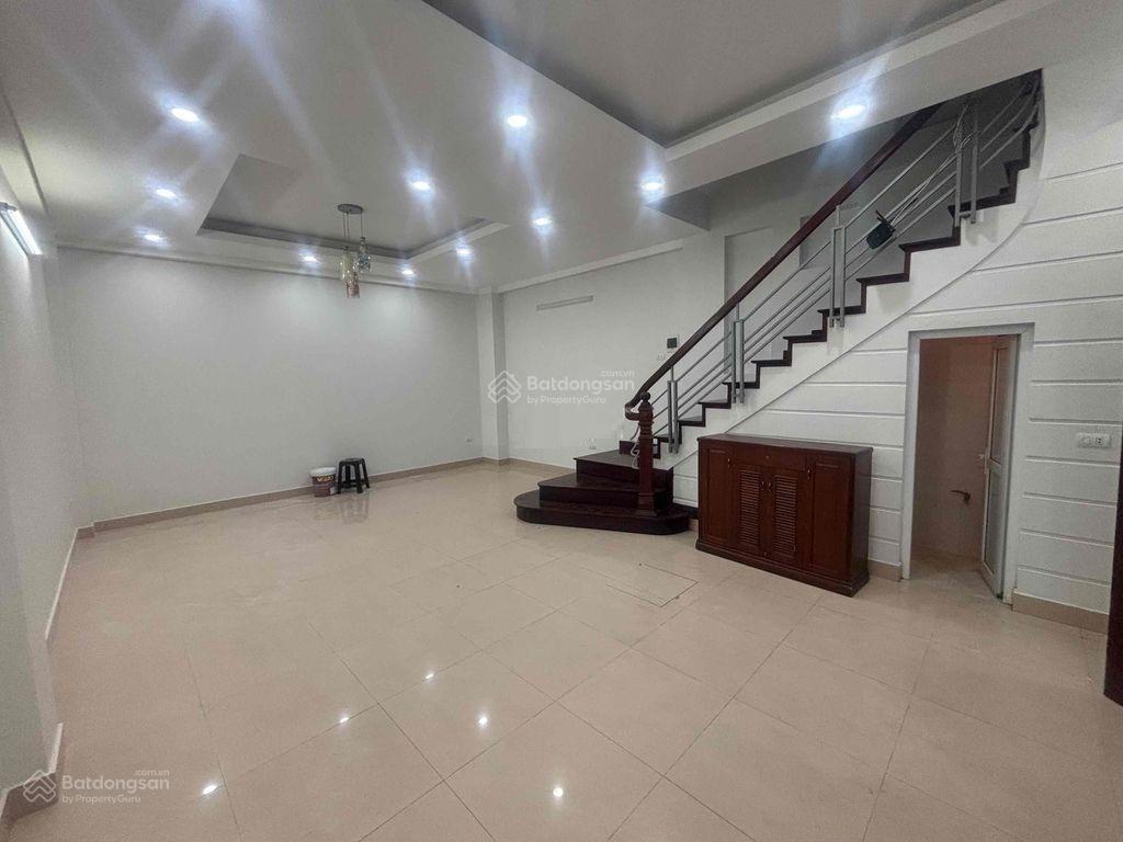 Nhà ngõ 9 phố trần quốc hoàn, diện tích 45m2 x 5 tầng ô tô đậu cửa, nhà mới có nội thất