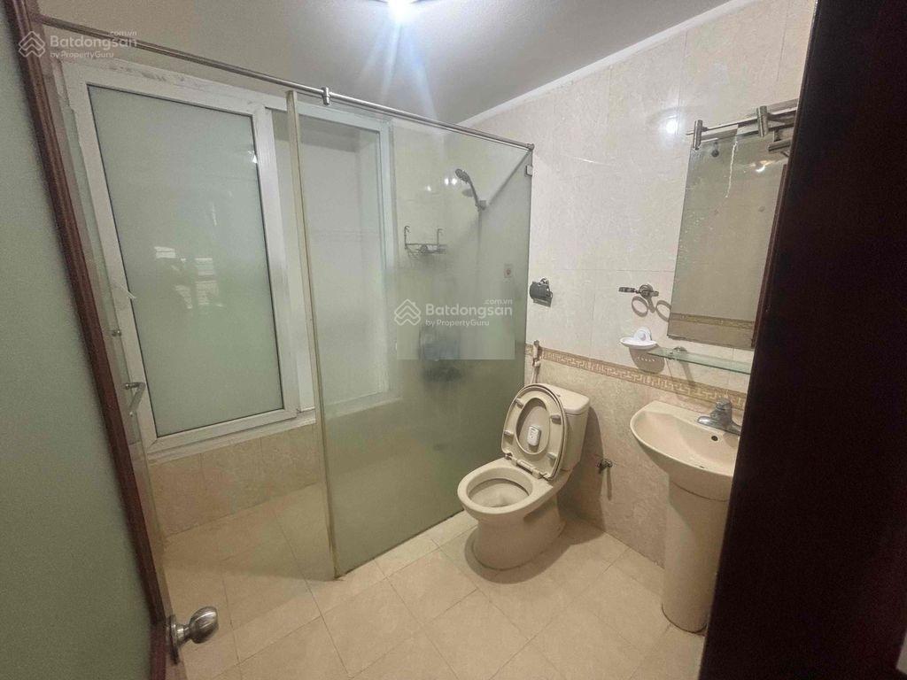 Nhà ngõ 9 phố trần quốc hoàn, diện tích 45m2 x 5 tầng ô tô đậu cửa, nhà mới có nội thất