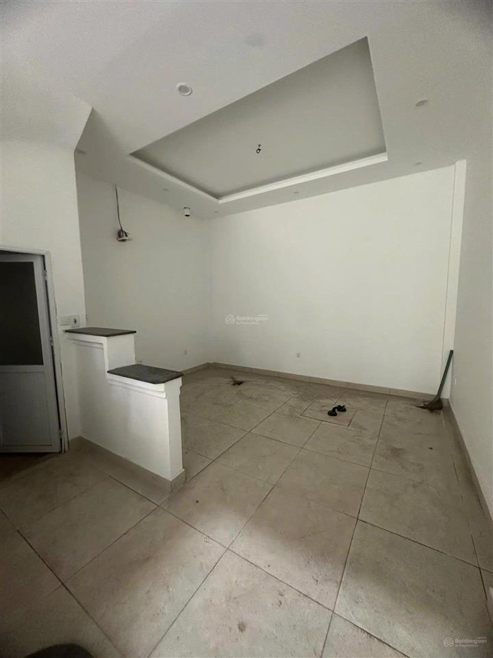 Nhà phân lô ngõ 180 hoàng quốc việt  dt 50m2 x 5 tầng mỗi tầng 2p, 1 wc đủ điều hòa, ô tô tránh