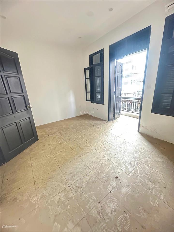 Nhà phân lô ngõ 180 hoàng quốc việt  dt 50m2 x 5 tầng mỗi tầng 2p, 1 wc đủ điều hòa, ô tô tránh