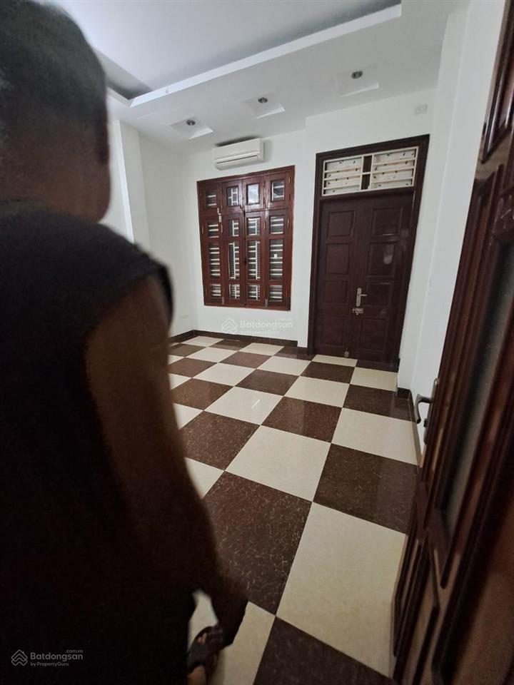 Cho thuê nhà 6 tầng ngõ 215 trần quốc hoàn  cầu giấy, mỗi tầng 2 phòng 1 wc, ô tô đậu cửa