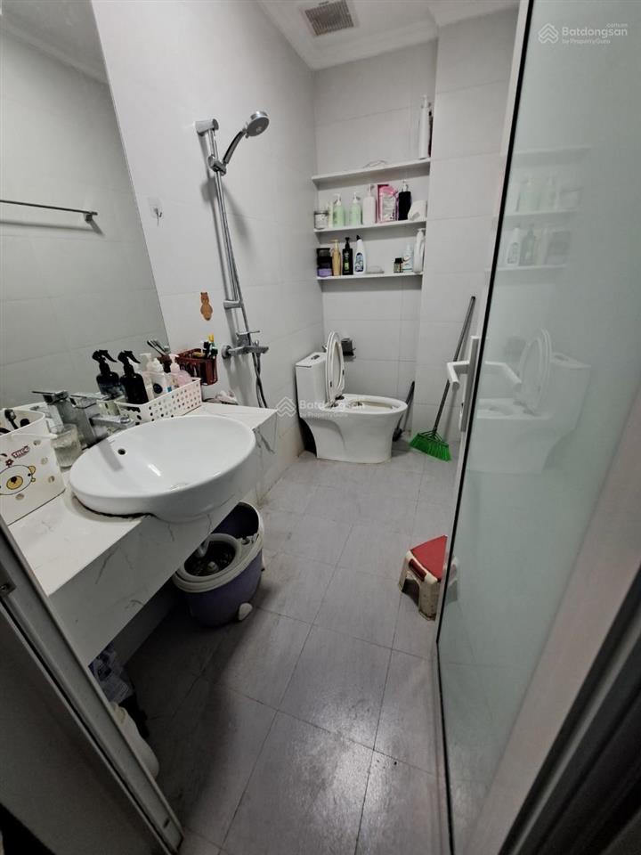 Cho thuê nhà 6 tầng ngõ 215 trần quốc hoàn  cầu giấy, mỗi tầng 2 phòng 1 wc, ô tô đậu cửa