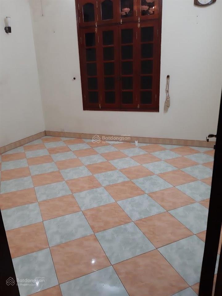Cho thuê nhà ngõ 234 đường hoàng quốc việt, dt 60m2 x 5 tầng có điều hòa, nl, bếp, ô tô đậu cửa
