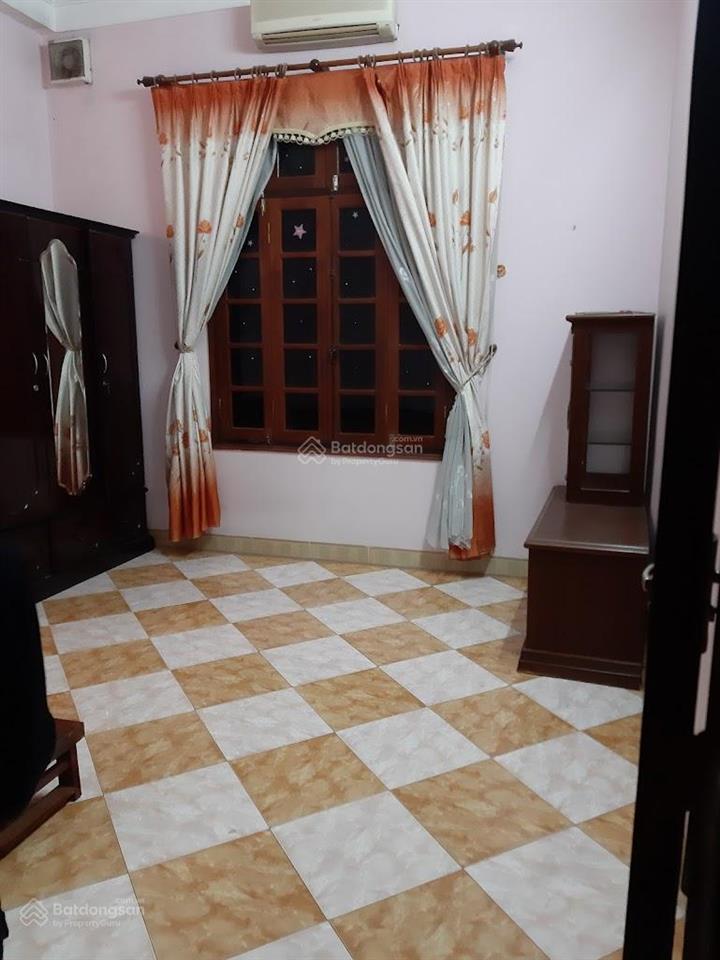 Cho thuê nhà ngõ 234 đường hoàng quốc việt, dt 60m2 x 5 tầng có điều hòa, nl, bếp, ô tô đậu cửa