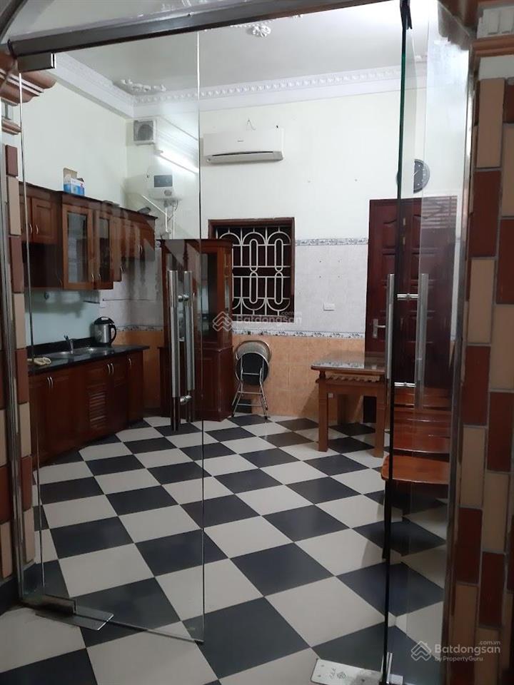 Cho thuê nhà ngõ 234 đường hoàng quốc việt, dt 60m2 x 5 tầng có điều hòa, nl, bếp, ô tô đậu cửa