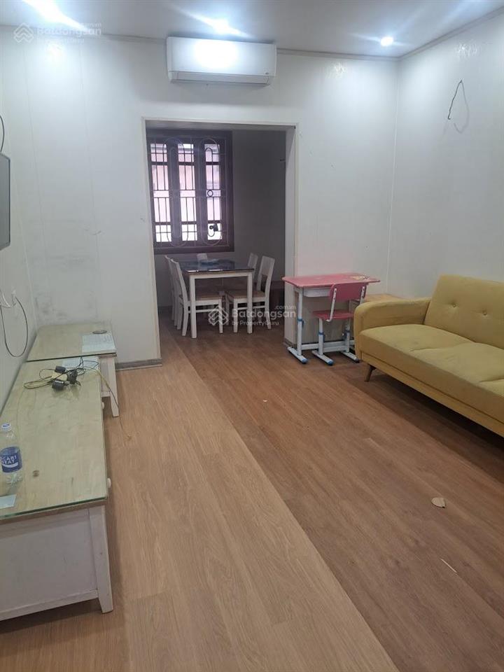 Cho thuê căn hộ tập thể ngõ 120 hoàng quốc việt, dt 80m2 gồm 2 ngủ, 1 khách, 1 bếp, 1 wc
