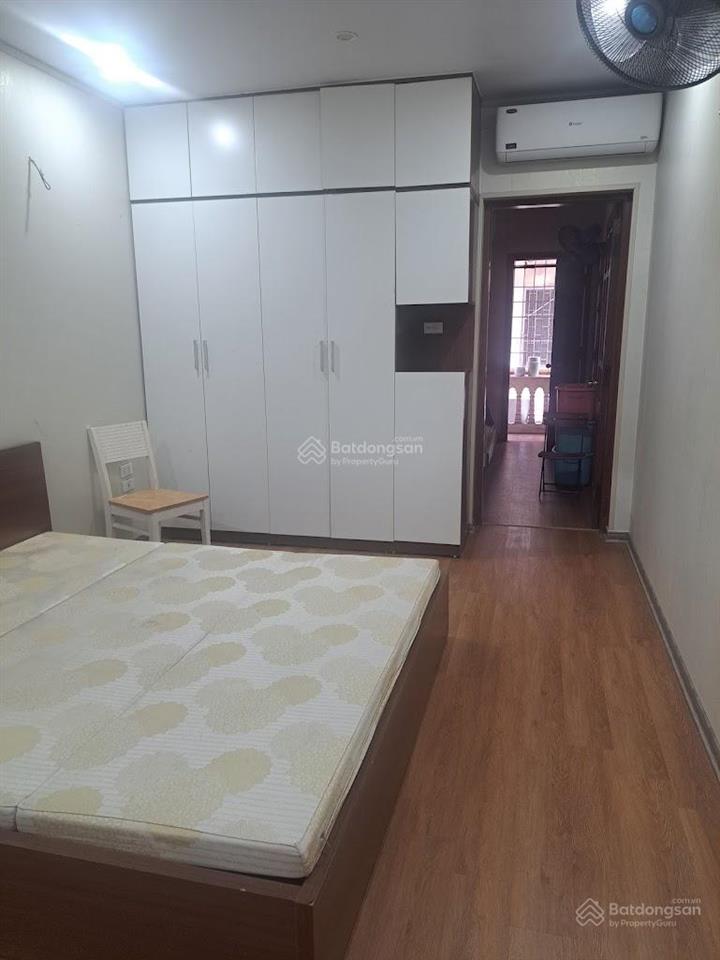 Cho thuê căn hộ tập thể ngõ 120 hoàng quốc việt, dt 80m2 gồm 2 ngủ, 1 khách, 1 bếp, 1 wc