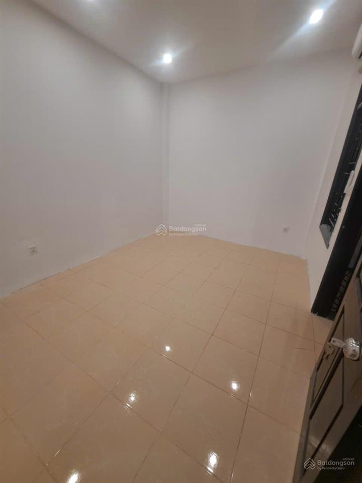 Cho thuê nhà ngõ 180 đường hoàng quốc việt  50m x 5 tầng, nhà mới, mỗi tầng 2 phòng 1 wc đủ đh, nl