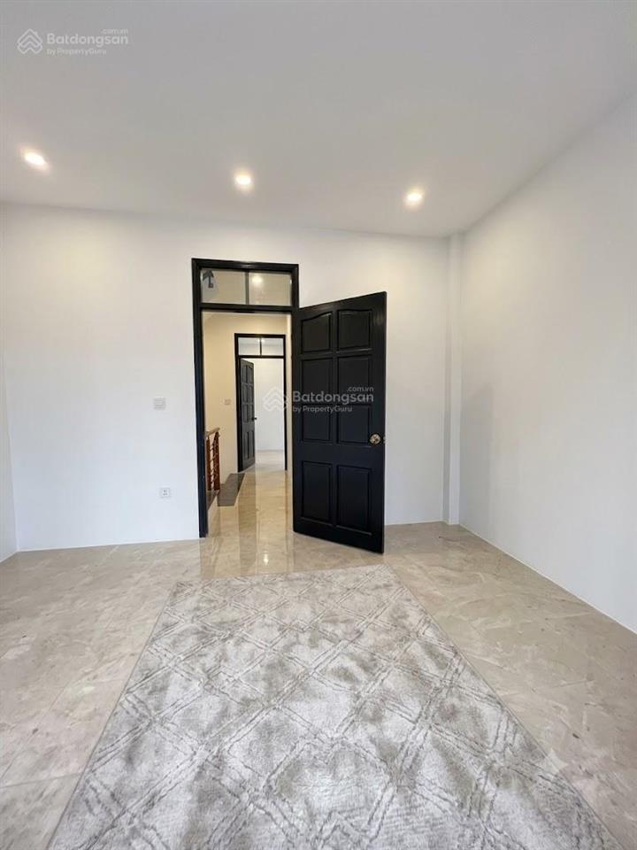 Cho thuê nhà ngõ 180 đường hoàng quốc việt  50m x 5 tầng, nhà mới, mỗi tầng 2 phòng 1 wc đủ đh, nl