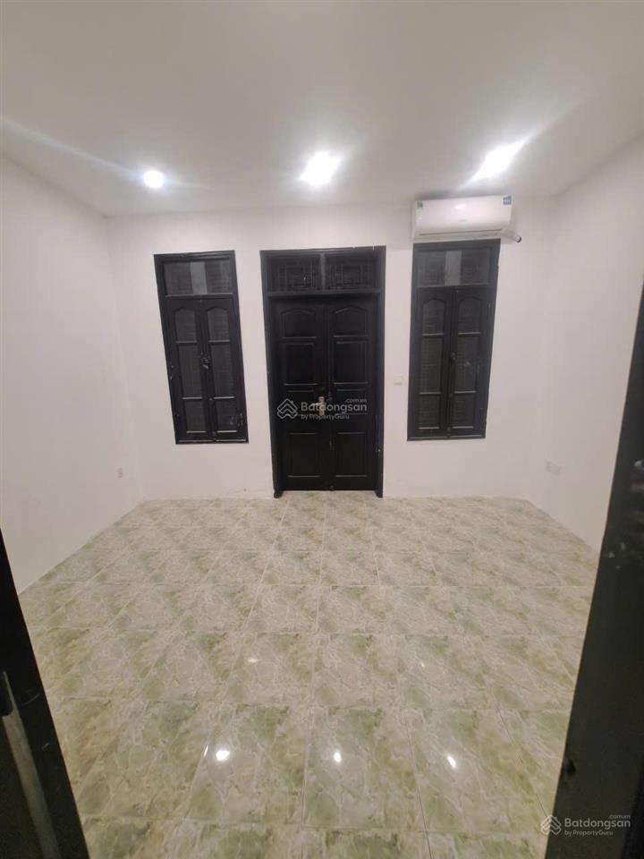 Cho thuê nhà ngõ 180 đường hoàng quốc việt  50m x 5 tầng, nhà mới, mỗi tầng 2 phòng 1 wc đủ đh, nl