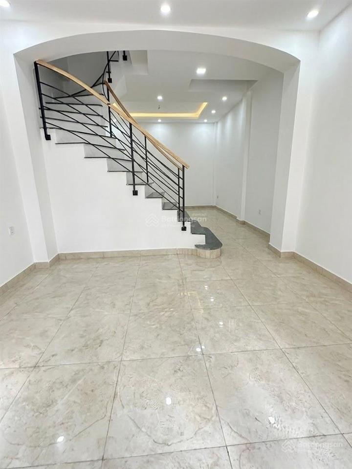 Cho thuê nhà ngõ 180 đường hoàng quốc việt  50m x 5 tầng, nhà mới, mỗi tầng 2 phòng 1 wc đủ đh, nl