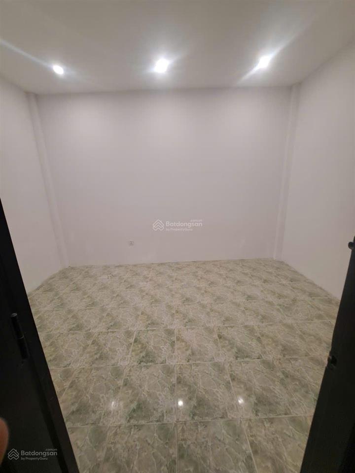 Cho thuê nhà ngõ 180 đường hoàng quốc việt  50m x 5 tầng, nhà mới, mỗi tầng 2 phòng 1 wc đủ đh, nl