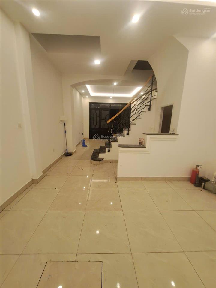 Cho thuê nhà ngõ 180 đường hoàng quốc việt  50m x 5 tầng, nhà mới, mỗi tầng 2 phòng 1 wc đủ đh, nl