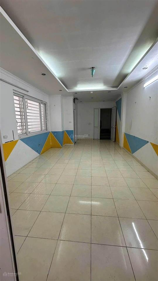 Cho thuê nhà phố trần quốc hoàn  diện tích 45m2 x 6 tầng, lô góc, mỗi tầng 1 phòng 1 wc