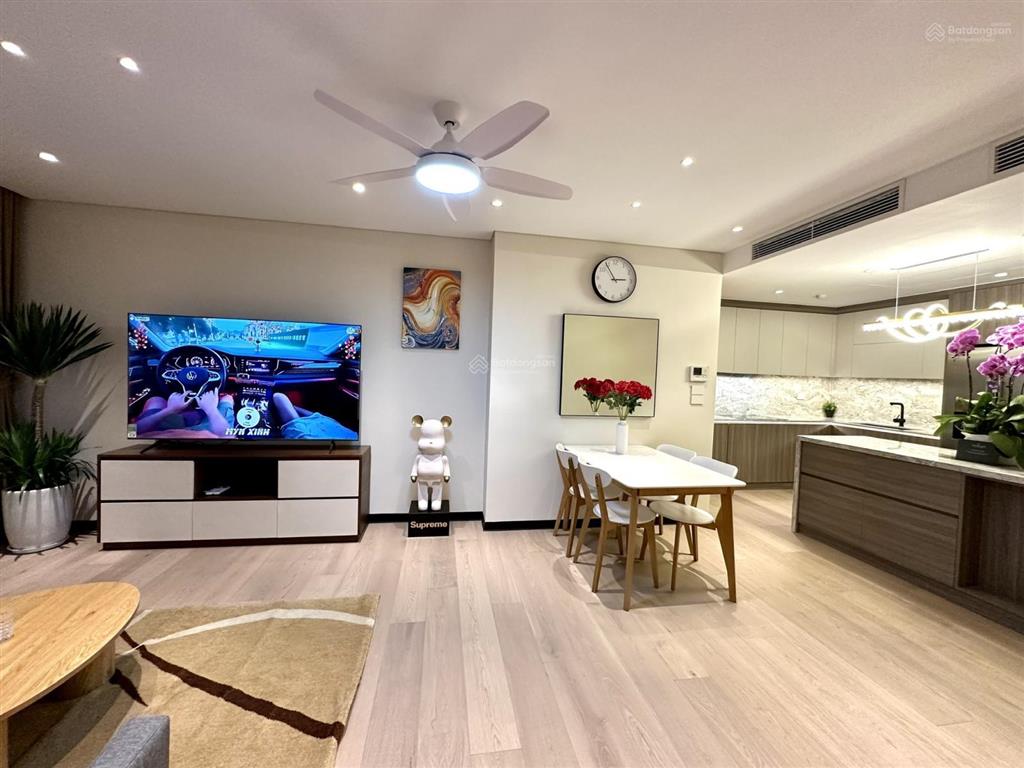 Cho thuê căn hộ lancaster 20 núi trúc, dt 168m2 3 ngủ đủ đồ, view 2 hồ, giá 40 triệu.  0945 894 ***