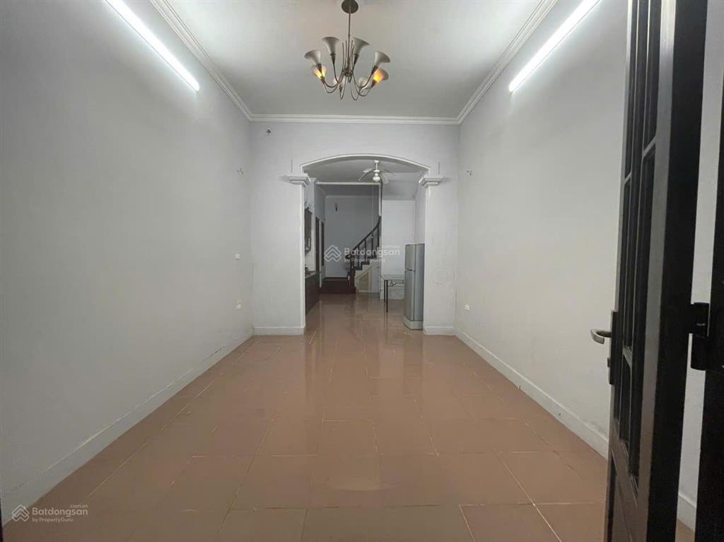 Nhà riêng ngõ phố hàng chuối gần hàn thuyên dt 55m2x4t giá 20tr.