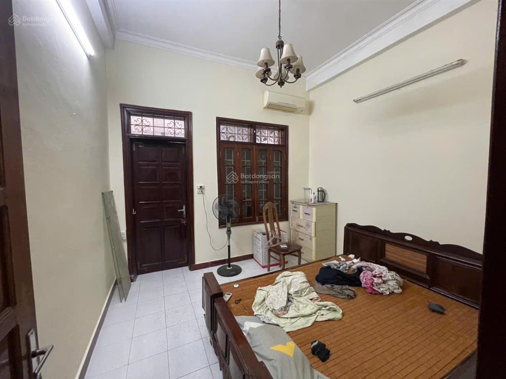 Nhà riêng ngõ phố 83 quỳnh mai dt50m2x4t giá 15tr chốt.