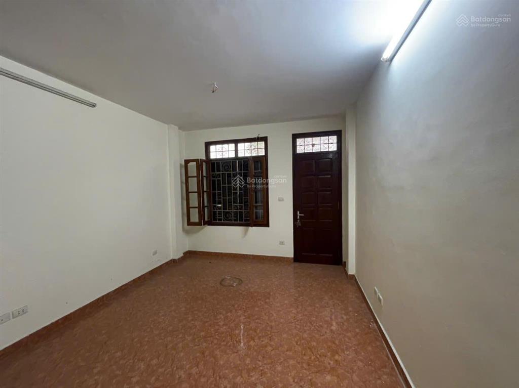 Nhà riêng ngõ phố 83 quỳnh mai dt50m2x4t giá 15tr chốt.