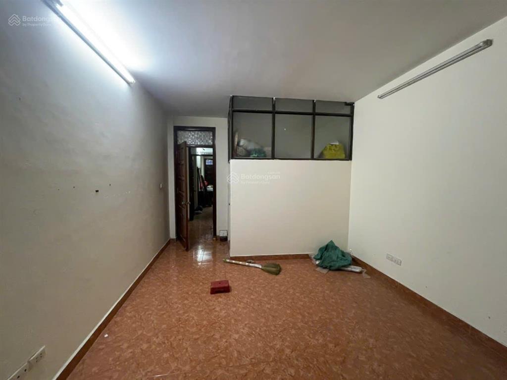 Nhà riêng ngõ phố 83 quỳnh mai dt50m2x4t giá 15tr chốt.