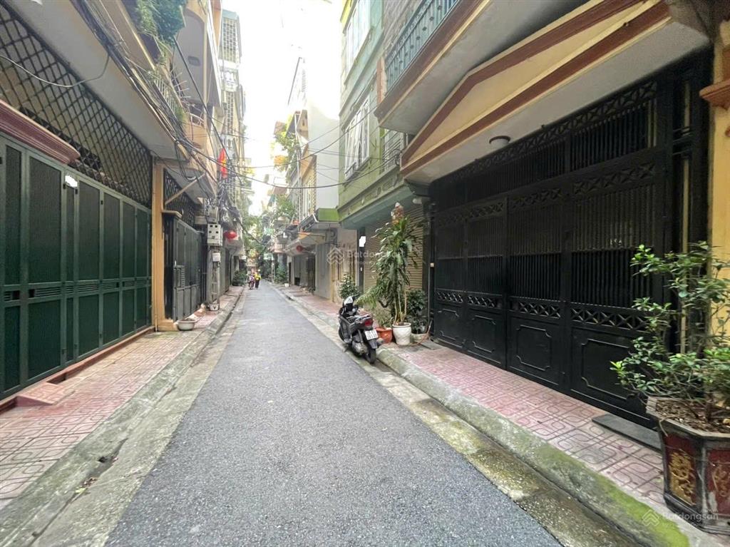 Nhà riêng ngõ phố 83 quỳnh mai dt50m2x4t giá 15tr chốt.