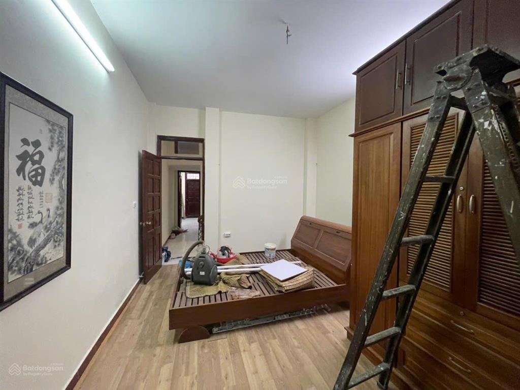 Nhà riêng ngõ phố 83 quỳnh mai dt50m2x4t giá 15tr chốt.